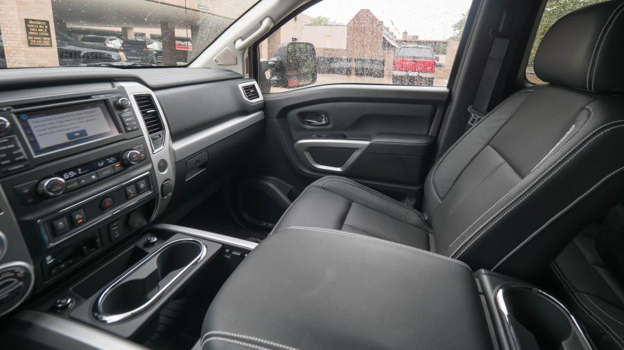Интерьер Nissan Titan XD PRO-4X 2017 года  (NA) (фото 16 из 23)